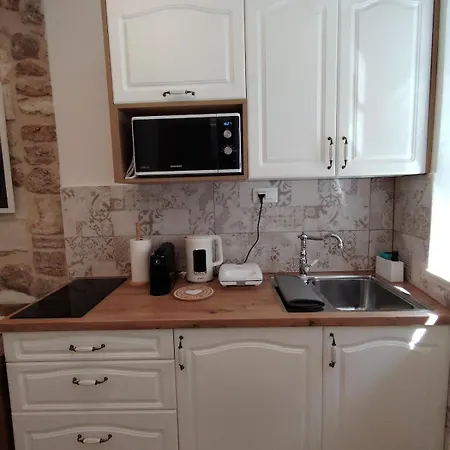 New In Centre With Private Parking Apartment *