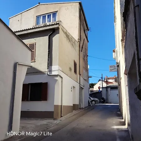 Apartment New In Centre With Private Parking