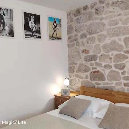 Apartment New In Centre With Private Parking *