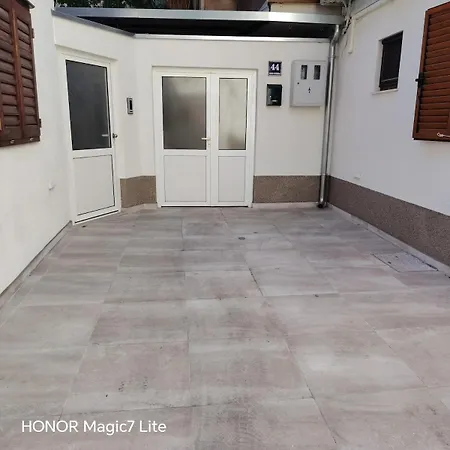 Apartment New In Centre With Private Parking *