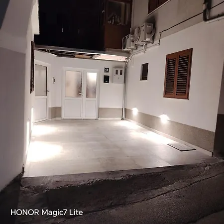 Apartment New In Centre With Private Parking *
