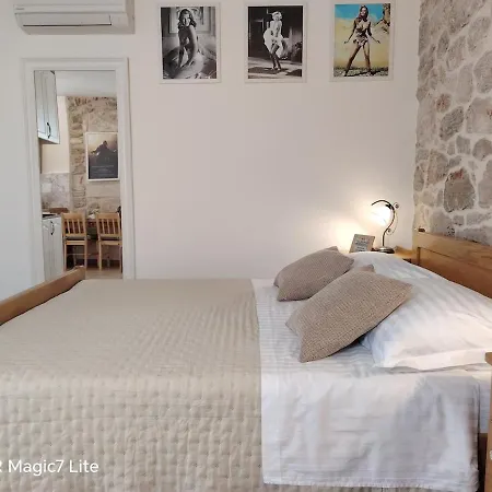 Apartment New In Centre With Private Parking *
